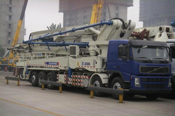 1800r / न्यूनतम 52 मीटर कंक्रीट पंप ट्रक सड़क निर्माण मशीनरी