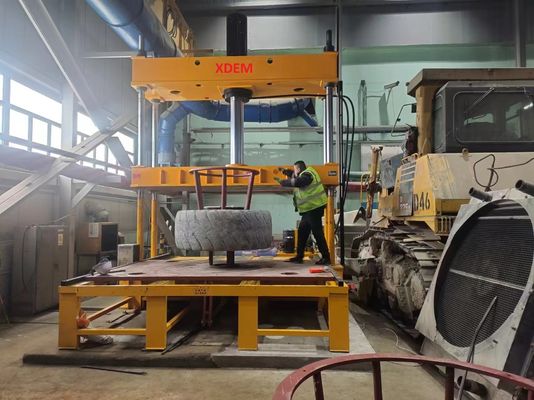XDEM 260T खनन के लिए हाइड्रोलिक टायर प्रेस ओटीआर टायर खनन ट्रक टायर 23.5R25 29.5R25 35/65R35 45/68R45
